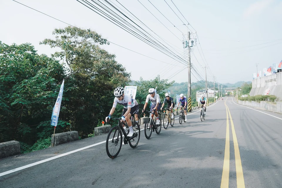 自行車選手沿著南庄山路騎行