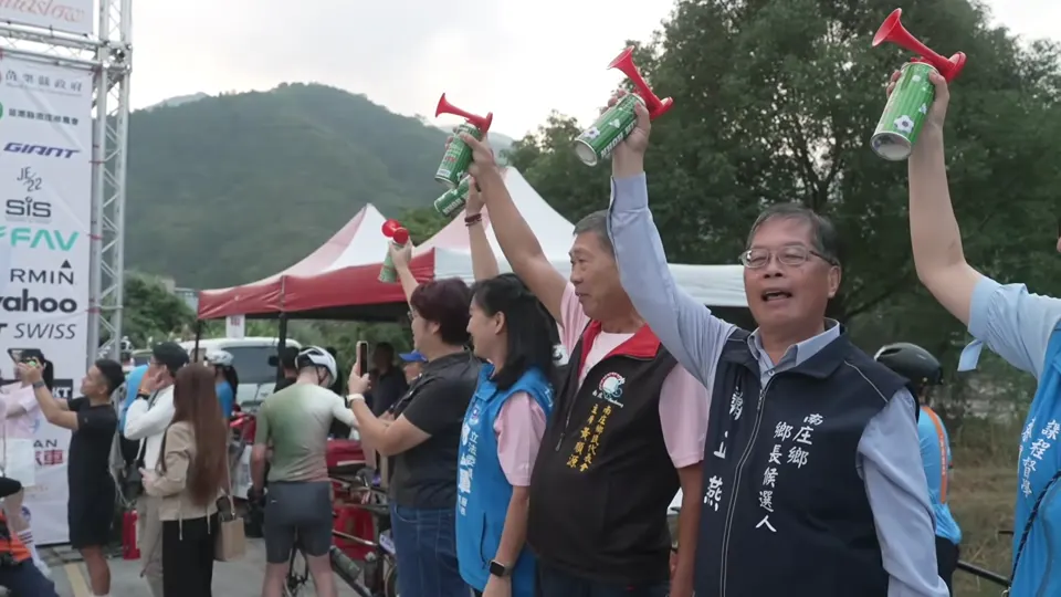 空拍起點會場，大批自行車選手在帳篷間集結。