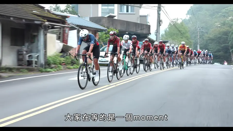 長長的選手集團沿山邊道路騎行。