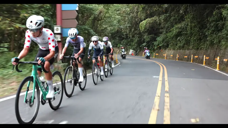 直播畫面疊上時速與功率數據，兩位選手在山路上爬坡。