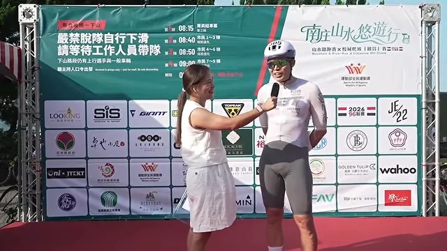 主持人與 KOM 選手對談的直播畫面