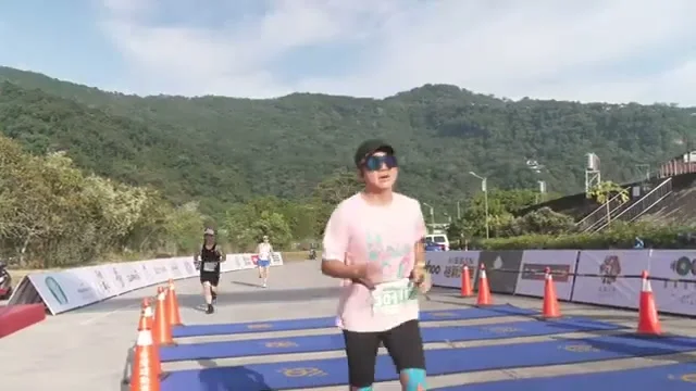 路跑直播中選手通過道路計時區的畫面