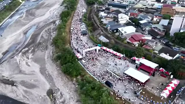 從空中俯看河岸活動會場、紅白帳篷與沿路參與人潮。