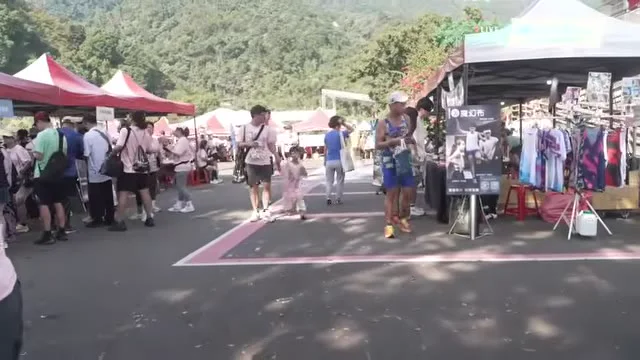 會場道路旁可見多個攤位帳篷及往來人群。