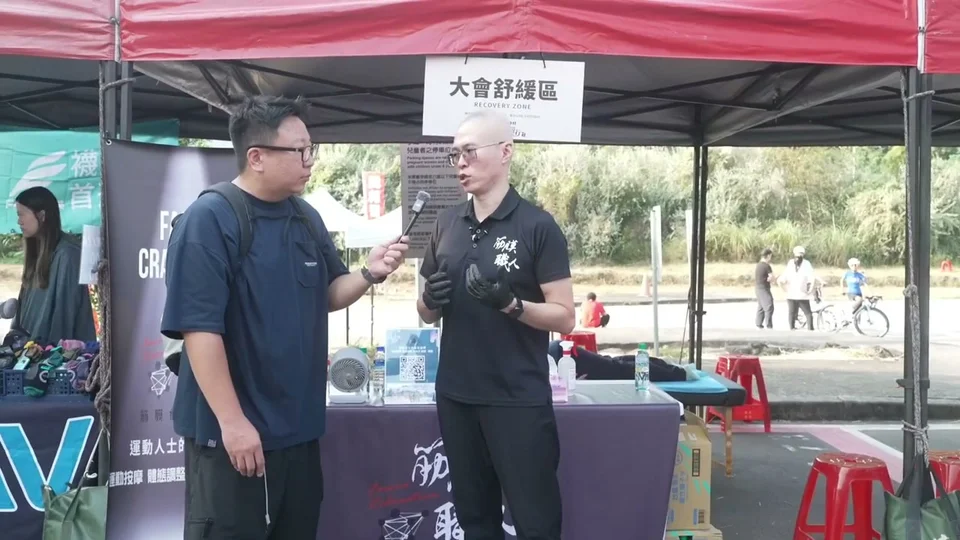 棚牌可讀「大會舒緩區」的現場採訪畫面