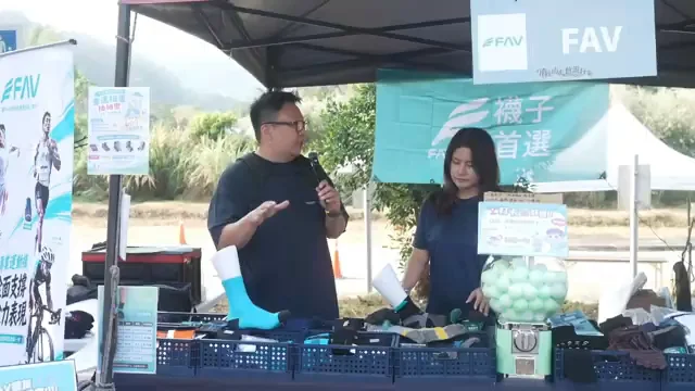 牌面清楚可讀 FAV的現場採訪畫面