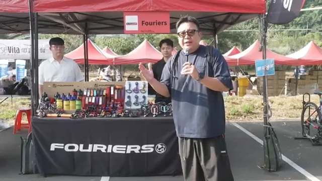 棚牌和桌布可讀 FOURIERS的現場採訪畫面
