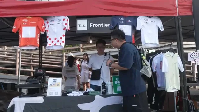 畫面牌卡可讀 Frontier的現場採訪畫面