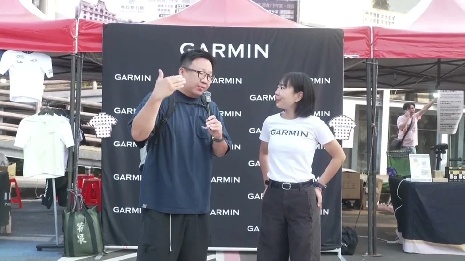 GARMIN 攤位前的廠商採訪畫面