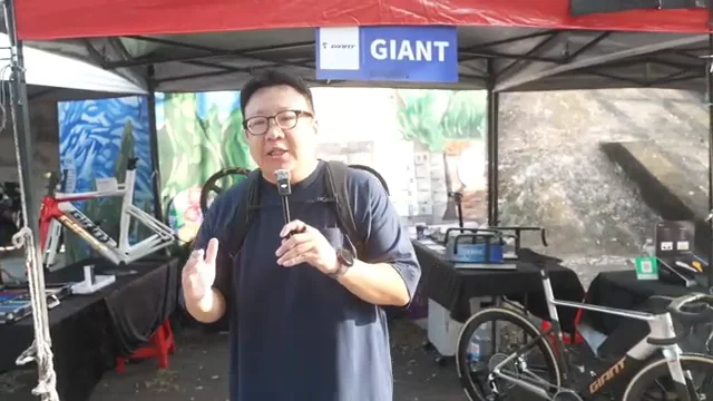 上方牌面清楚可讀 GIANT的現場採訪畫面