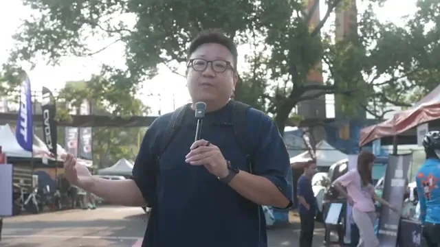 開場主持人鏡頭，未進入廠商訪談。的現場採訪畫面