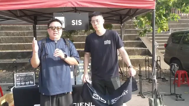 棚牌可讀 SIS，展示牌可見 SCIENCE IN SPORT的現場採訪畫面