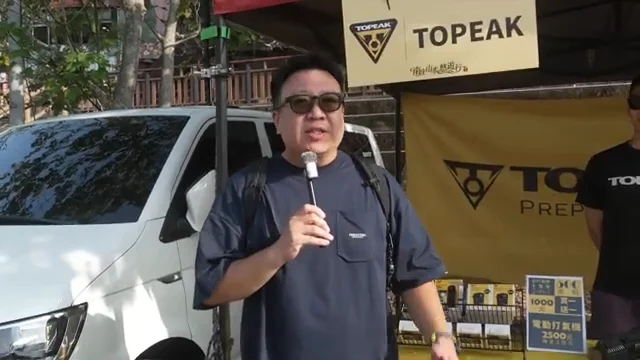 背板、桌布及衣服均可讀 TOPEAK的現場採訪畫面
