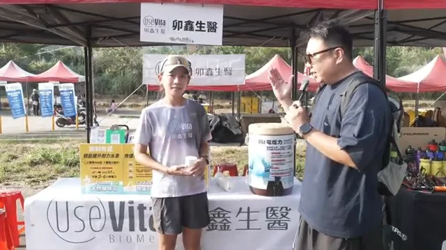 影片招牌及桌布有 UseVita、卯鑫生醫字樣的現場採訪畫面
